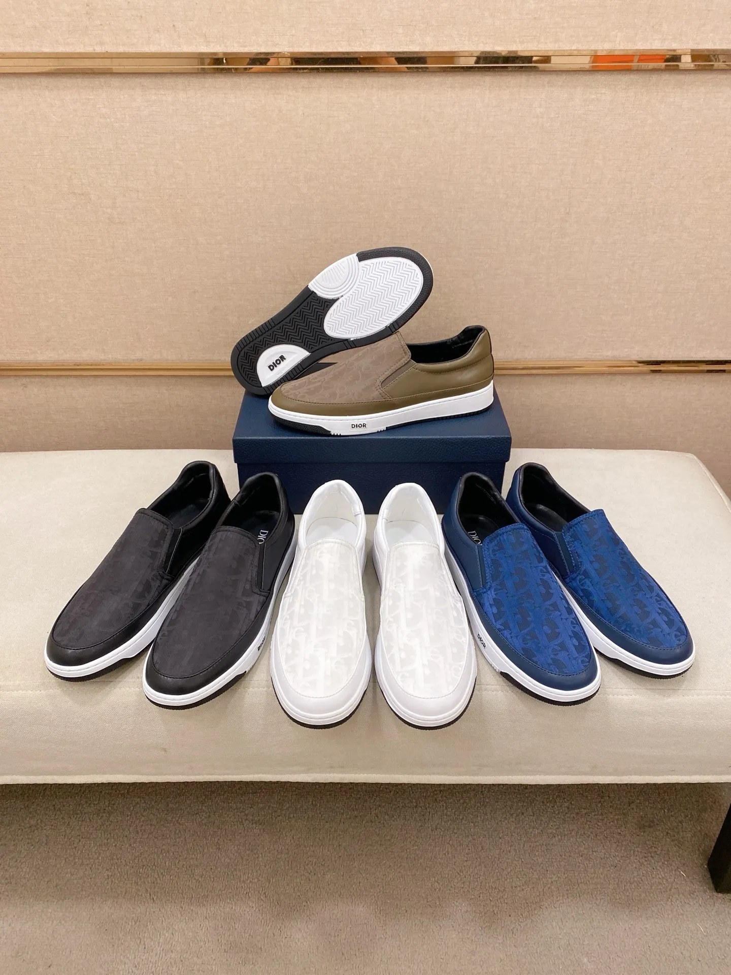Men's shoes💰 400💰🇮🇹🇮🇹Dior d The new models are on sale at the same time at the counter. The uppers are imported from Italy, and the linings are all imported sheepskin. They are completely 1⃣️ to 1⃣️ replicas 🇮🇹💪💪, ⚠shoes Bottoms: Original soles are specially provided by the original factory. The exclusive movable molded soles are super comfortable. ⚠Original factory goods, 🔍🔍high quality. You can enter and leave the counter at will. Welcome to compare⚠. Code number:38-44